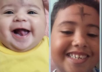 Família mantém tradição católica de desenhar uma cruz na testa dos filhos usando cinzas