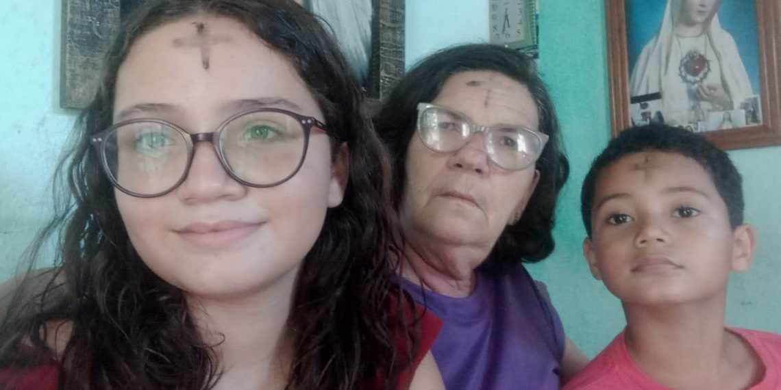 Família mantém tradição católica de desenhar uma cruz na testa dos filhos usando cinzas