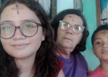 Família mantém tradição católica de desenhar uma cruz na testa dos filhos usando cinzas