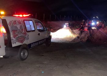 Jovem fica ferido em acidente de moto após atingir ruma de areia de obra de calçamento no dia do aniversário