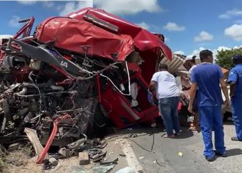 Acidente envolvendo carreta e ônibus na BR 116/Norte deixa pista totalmente interditada. Carreteiro morreu (atualizada)