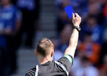 Cartão azul chega ao futebol; veja como vai funcionar