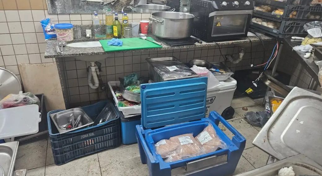RJ – Camarote da Sapucaí é flagrado preparando alimentos no banheiro