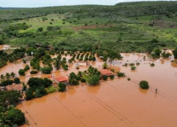 Chuva forte alaga cidade na divisa da Bahia com Sergipe e Alagoas; grupo caminhou com água no peito