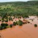 Chuva forte alaga cidade na divisa da Bahia com Sergipe e Alagoas; grupo caminhou com água no peito