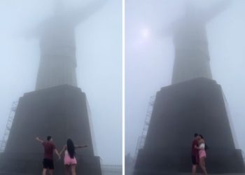 RJ – Raio atinge o Cristo Redentor enquanto casal se beija para foto