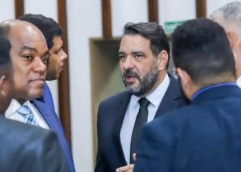 Oposição na AL-BA formaliza convite para secretária de Educação explicar portaria de aprovação em massa de estudantes