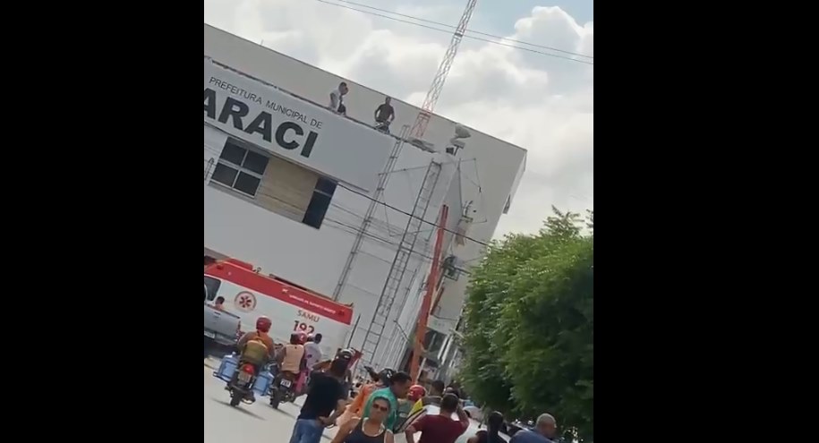 Jovem de Retirolândia morre eletrocutado quando realizava um trabalho no telhado da Prefeitura de Araci
