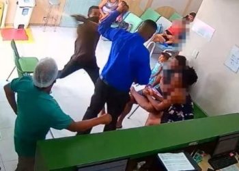 Homem ‘armado com espada’ avança contra segurança em emergência pediátrica