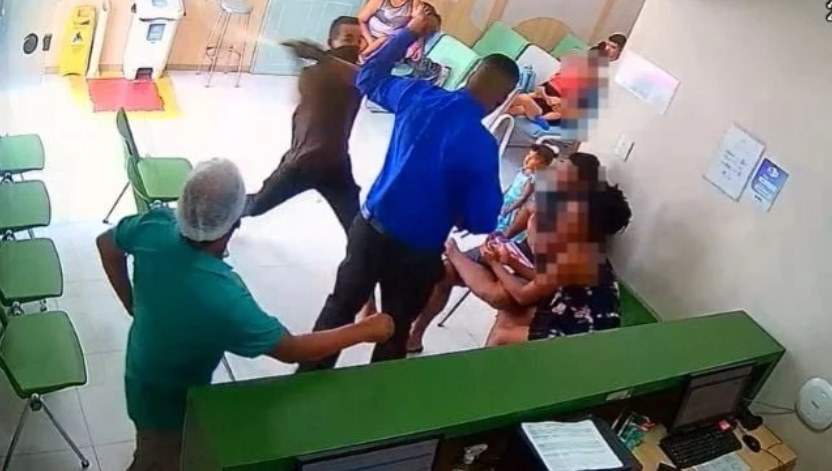 Homem ‘armado com espada’ avança contra segurança em emergência pediátrica