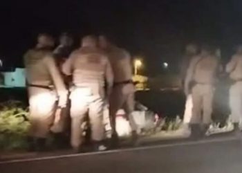 Dois suspeitos mortos e um preso na BR 324 durante troca de tiros com a PM