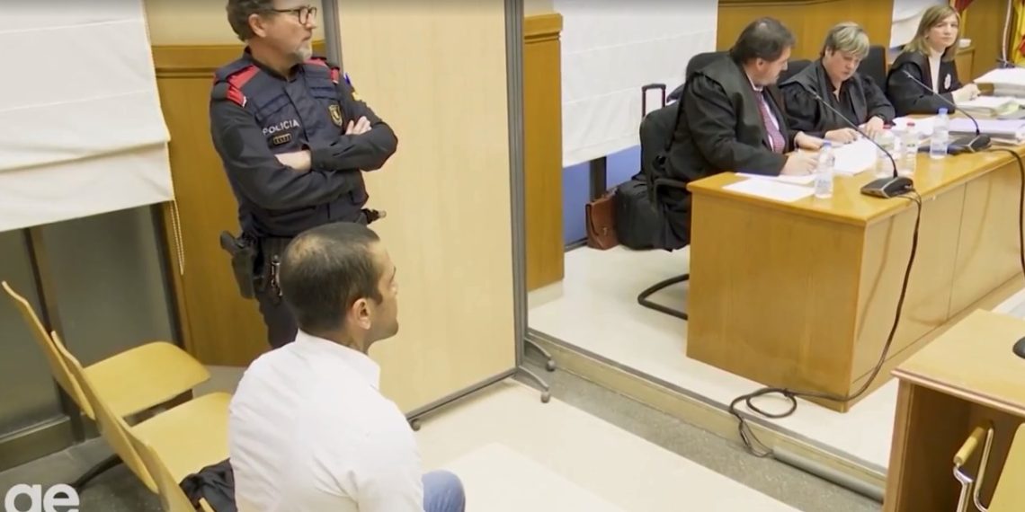 Caso Daniel Alves: jogador é condenado a 4 anos e meio de prisão