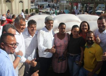 Enfrentamento à seca – Em Retirolândia o Governo entregou 30 mil sacas de milho do total de 212 mil para alimentação animal que serão distribuídas em 195 municípios