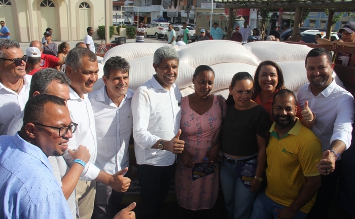 Enfrentamento à seca – Em Retirolândia o Governo entregou 30 mil sacas de milho do total de 212 mil para alimentação animal que serão distribuídas em 195 municípios