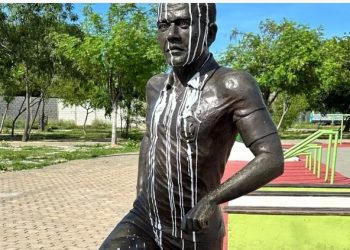 Estátua de Daniel Alves amanhece pinchada em Juazeiro