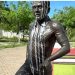 Estátua de Daniel Alves amanhece pinchada em Juazeiro