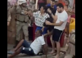 Vídeo: ex-prefeita e vereador são agredidos por PMs durante carnaval no interior