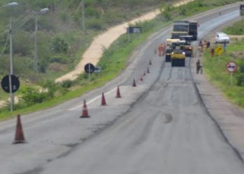 Operador de retroescavadeira de 25 anos morre durante o trabalho às margens da BR 407