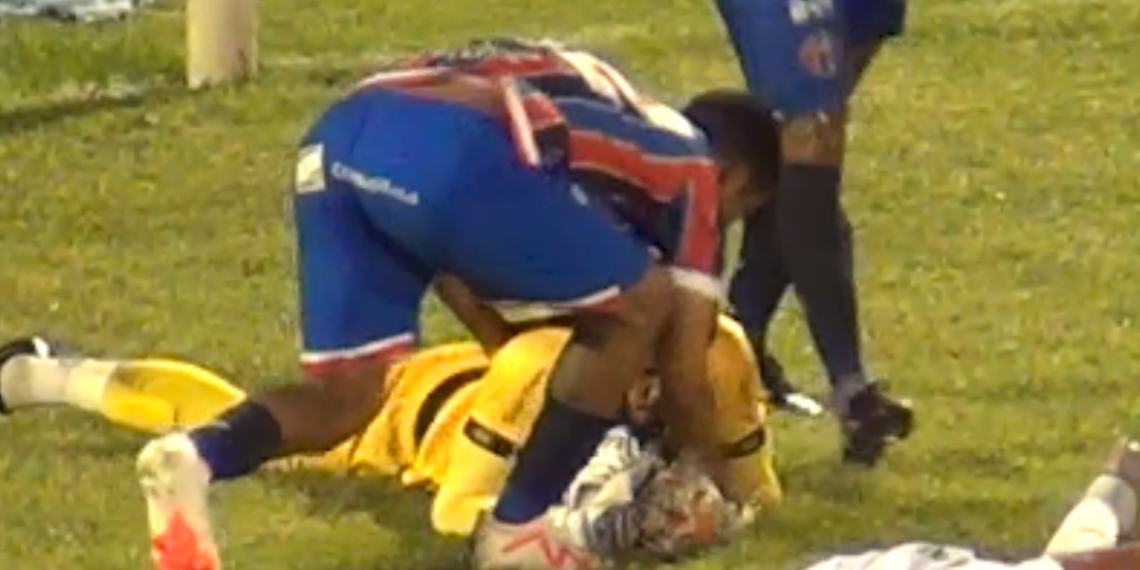 Copa do NE – Juiz marca pênalti após jogador tocar na bola ao cumprimentar goleiro