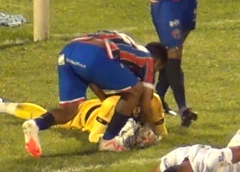 Copa do NE – Juiz marca pênalti após jogador tocar na bola ao cumprimentar goleiro
