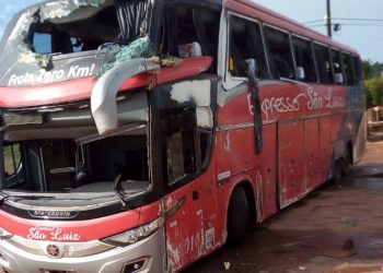 Ônibus tomba na BR-242 e 23 pessoas ficam feridas