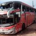 Ônibus tomba na BR-242 e 23 pessoas ficam feridas