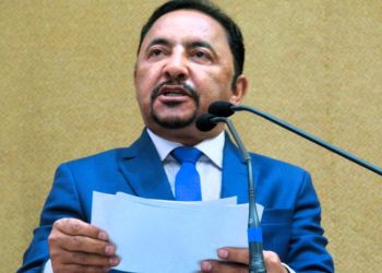 Deputado baiano quer proibir uso de celular em sala de aula