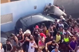 Vaca invade festa de carnaval e deixa pessoas feridas