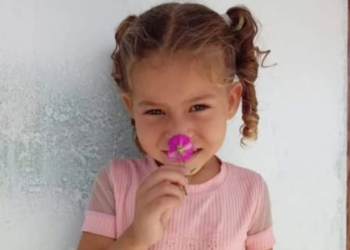 Criança de 5 anos morre ao cair de ônibus escolar em movimento