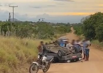 Homem morre após carro capotar em estrada na zona rural