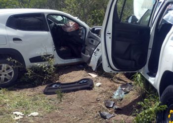 Colisão entre carros de passeio deixa três feridos na BR 324; dois em estado grave