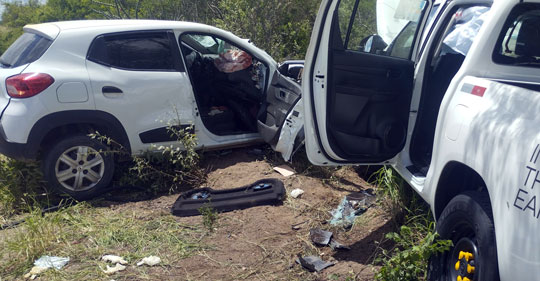 Colisão entre carros de passeio deixa três feridos na BR 324; dois em estado grave