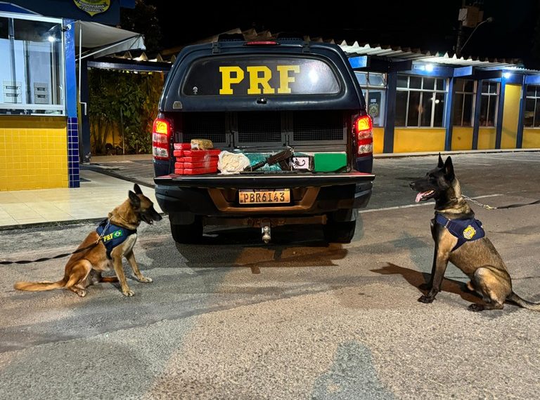 Mulher com criança de colo é flagrada pela PRF transportando submetralhadora e drogas em um ônibus interestadual