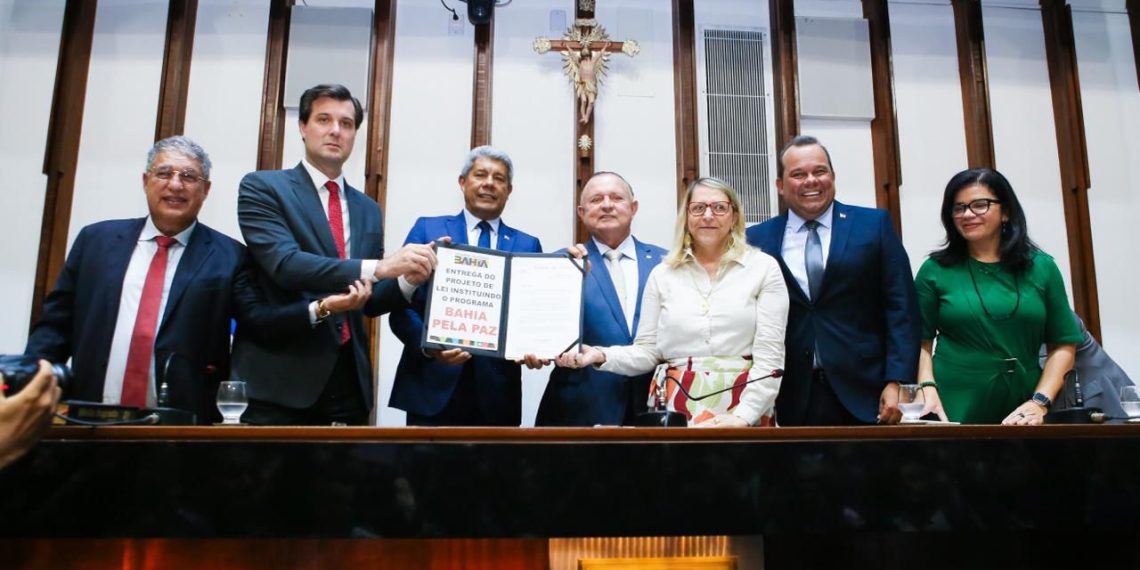 Governador Jerônimo entrega a Adolfo Menezes Projeto de Lei do Programa Bahia Pela Paz