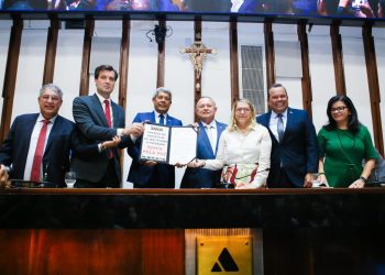 Governador Jerônimo entrega a Adolfo Menezes Projeto de Lei do Programa Bahia Pela Paz