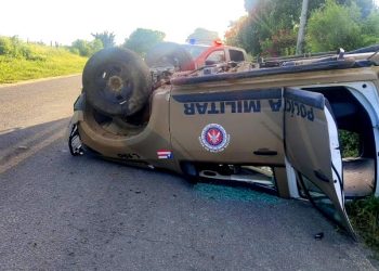 Viatura da Polícia Militar capota na BA 373. Condutor teria desviado de um animal