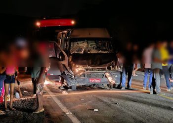 Van colide com caminhão baú e deixa mais de 10 feridos na BA 052