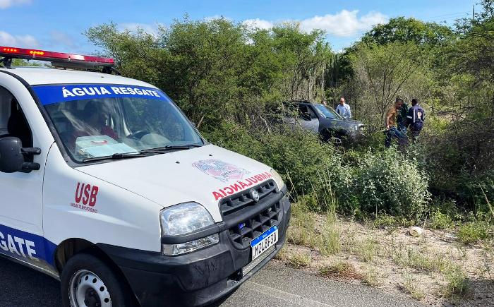 Carro saí da pista e para dentro do mato após jovem passar mal na BA 409