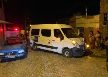 Motorista da Prefeitura perde controle de carro a bate em parede de casa