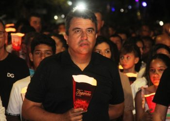 Serrinha II – Pré-candidatos unem o útil ao agradável ao participarem da Procissão do Fogaréu. Prefeito se emocionou ao falar do pai que pela primeira vez não participou