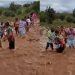 Coité – Moradores da Fazenda Campestre se arriscam em travessia de riacho após forte temporal