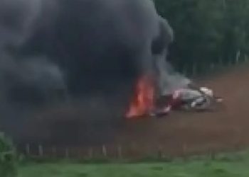 Vídeo – Avião de pequeno porte cai e mata piloto na Região Metropolitana de Salvador (atualizada)