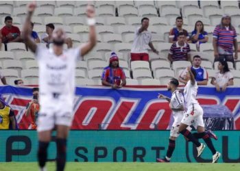 Copa do NE – Matheuzinho faz de pênalti, e Vitória bate Fortaleza no Castelão
