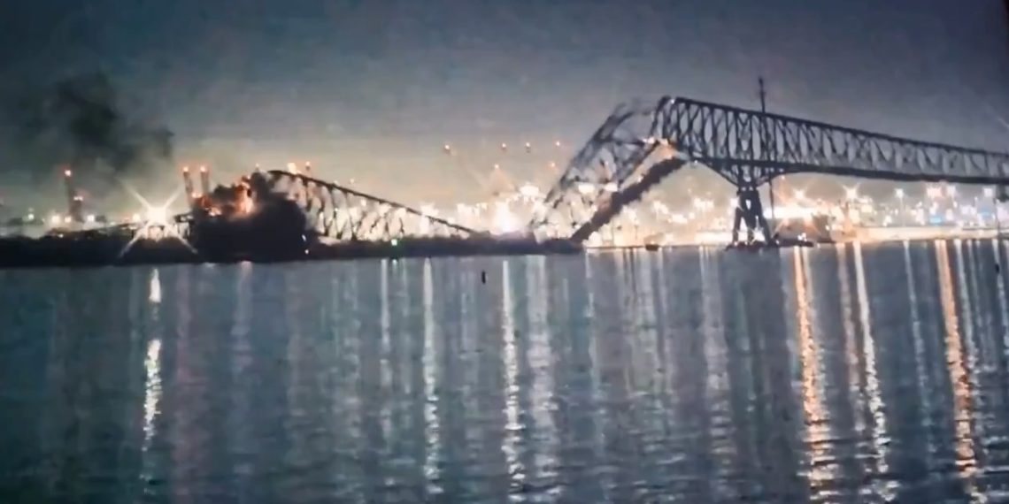 Navio derruba ponte nos EUA e veículos caem na água; veja o vídeo