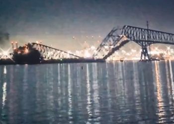 Navio derruba ponte nos EUA e veículos caem na água; veja o vídeo