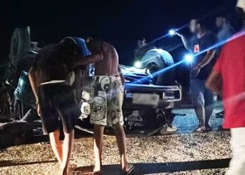 Mulher morre após caminhonete colidir em poste. Ela viajava na carroceria e foi arremessada