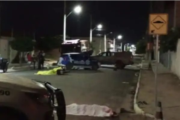 Dois homens são mortos a tiros quando trafegavam de moto em via pública