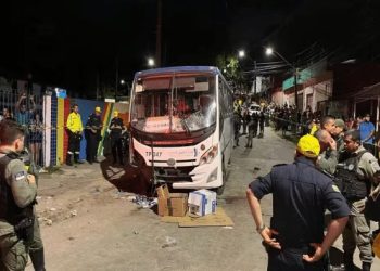 PE – Micro-ônibus atropela participantes de procissão, mata 4 e deixa mais de 20 feridos