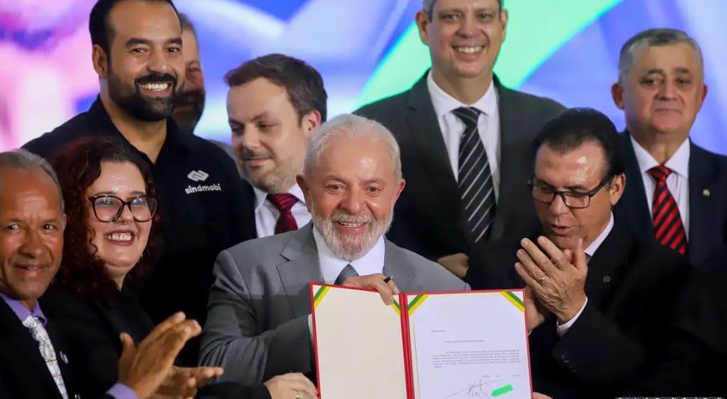 Lula assina projeto que regula atividade de motoristas de aplicativo