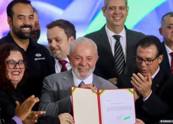 Lula assina projeto que regula atividade de motoristas de aplicativo